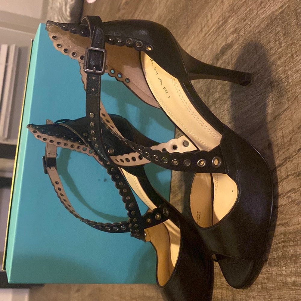Tahari shoes